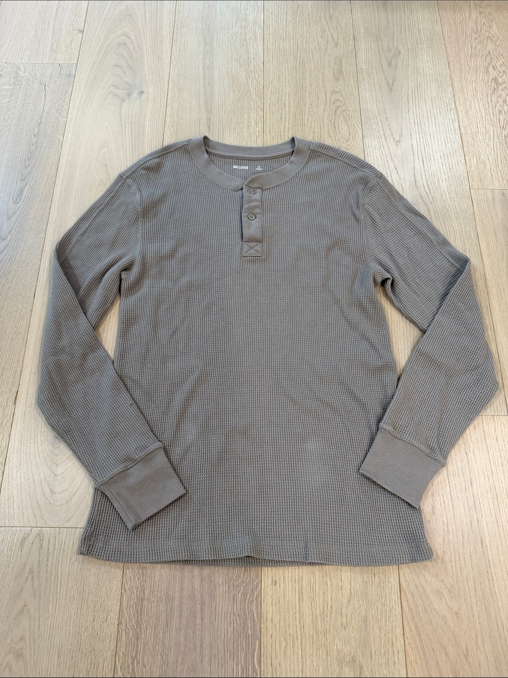 Hollister Men's Taupe Long-Sleeve Waffle Henley Shirt Size Medium